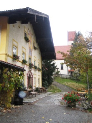 Gasthof Alpenrose mit Kirche